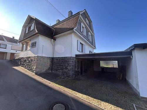 Seitenansicht mit Carport - 