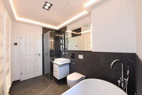Bad - Perfekt für 2! + Erstbezug + Balkon + Dunkles Parkett * Fußbodenheizung * Wanne & Dusche * LED-Licht