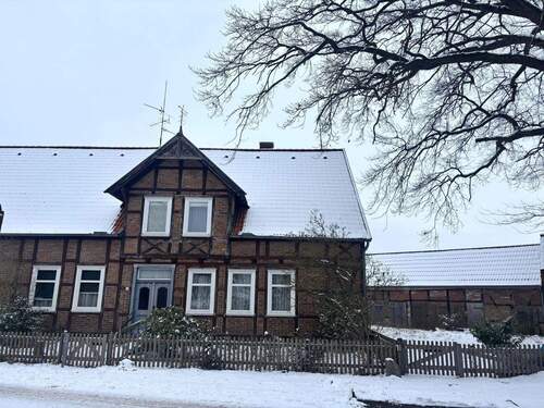 Blick von der Straße - 7 Zimmer Einfamilienhaus zum Kaufen in Lüchow