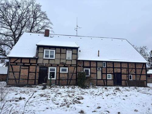 Rückansicht mit Zugang in die Einliegerwohung - Einfamilienhaus mit 160,00 m&sup2; in Lüchow zum Kaufen