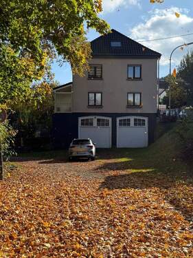 Bild 1 - Freistehendes Zweifamilienhaus mit 4 Garagen in sonniger, ruhiger Wohnlage in Mettlach!