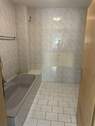 Bad mit Wanne, Dusche u. WC.jpg - 2 Zimmer Etagenwohnung in Niederwerrn