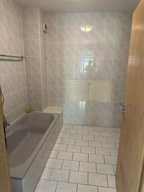 Bad mit Wanne, Dusche u. WC.jpg - 2 Zimmer Etagenwohnung in Niederwerrn