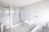 Bad mit Wanne & Dusche - 