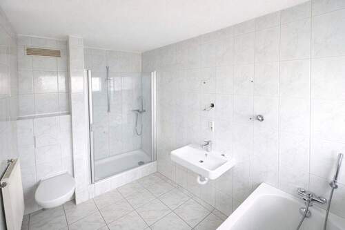 Bad mit Wanne & Dusche - 