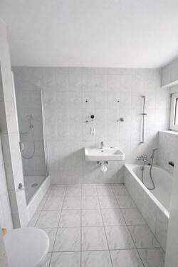 Bad mit Wanne & Dusche - 