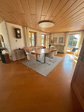 Heller Essbereich mit Uhr - 