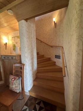 Holztreppe zum Obergeschoss - 