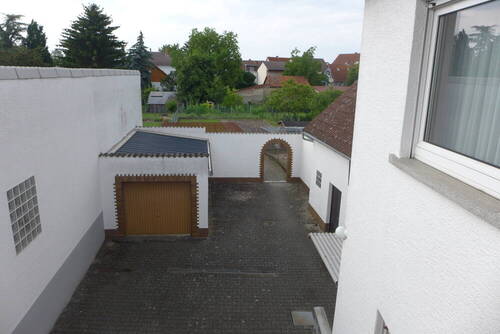 11. Innenhof mit Garage - 