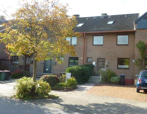 Straßenseite - Mittelreihenhaus, mit großem Garten am Wasser