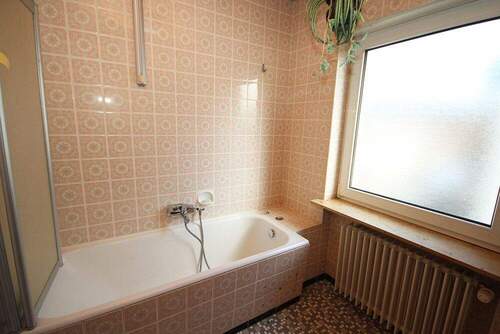 Mit Wanne und Duschabtrennung - 