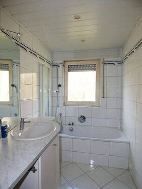 Tageslichtbad mit Wanne - 