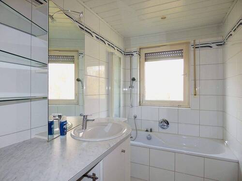 Tageslichtbad mit Wanne - 