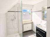 Badezimmer (KI Helligkeit) - 