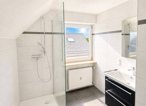 Badezimmer (KI Helligkeit) - 