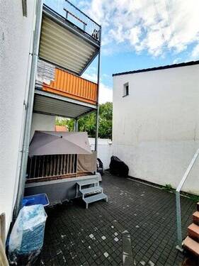 Hinterhof mit Balkon - Mehrfamilienhaus, Wohnhaus in Wiesbaden zum Kaufen