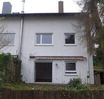 Renovierungsbedürftiges Juwel im Split-Level-Stil - Reihenendhaus mit großem Garten in Toplage - Darmstadt / Eberstadt