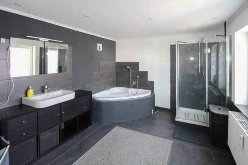 Badezimmer - Altbau-Charme & Lifestyle - 3-Zimmer-Maisonette im historischen Ortskern von Wolfsburg-Vorsfelde