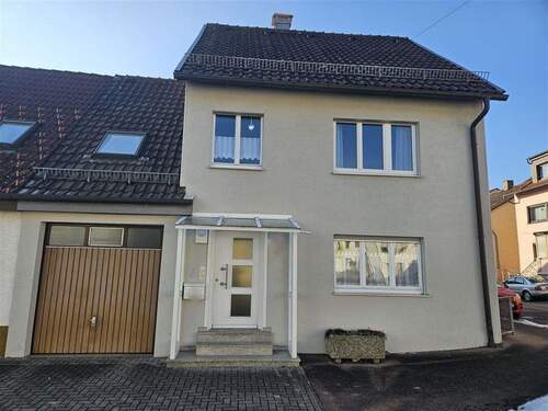 Ansicht Eingang - 1-Fam.-Haus zum Sanieren mit zwei Garagen und wenig Grund in Schnaitheim