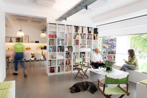 Eingangsbereich, Präsentationsbereich - Arbeitsplätze in lichtdurchflutetem Coworking-Space - All-in-Miete