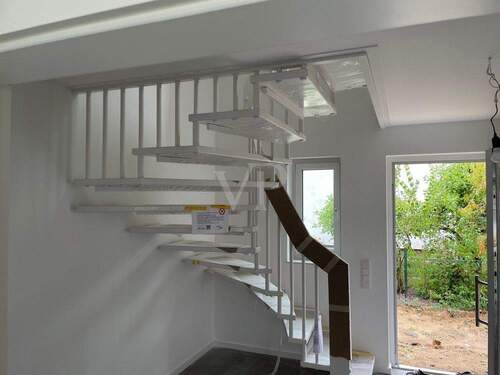 Eingangsbereich mit offenem Treppenhaus - 4 Zimmer Einfamilienhaus zur Miete in Berlin