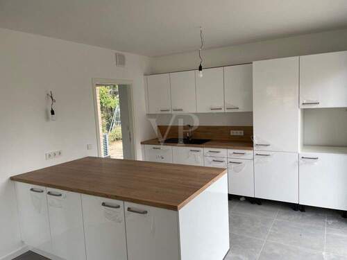 Einbauküche mit Zugang zum Hauswirtschaftsraum - Einfamilienhaus mit 150,00 m&sup2; in Berlin zur Miete