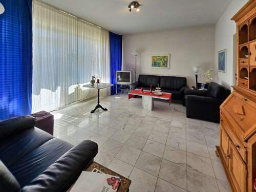 Schönes Wohnzimmer - 2 Zimmer Etagenwohnung zum Kaufen in Berlin