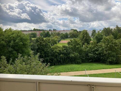 Balkonaussicht (Muster) - Etagenwohnung mit 68,90 m&sup2; in Gera zur Miete