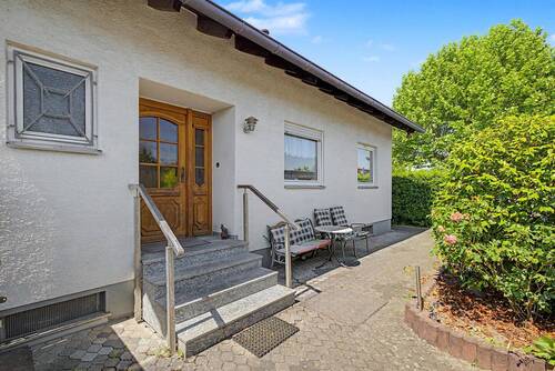 Hauseingang - Einfamilienhaus mit Garten, Garage & viel Potenzial in Eggenstein-Leopoldshafen