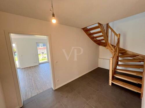 Flur mit Blick in den Wohnbereich - 