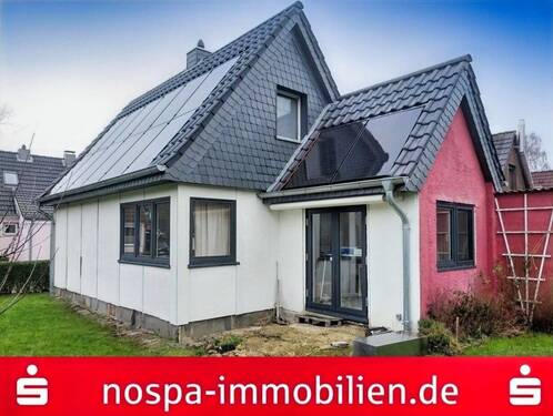Seitliche Ansicht mit Nebeneingang - Kleines Einfamilienhaus mit modernisierten Elementen und Renovierungsbedarf im Innenbereich