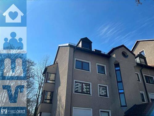 Außenansicht des Mehrfamilienhauses - Großzügige 2-Zimmer-Wohnung mit Balkon und Blick ins Grüne