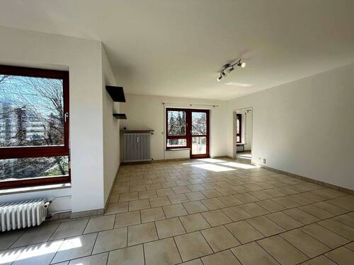 Wohnzimmer mit Blick zum Essbereich - 2 Zimmer Etagenwohnung in München