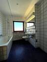 Badezimmer mit Wanne - 
