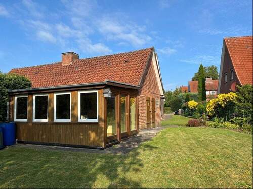 Blick vom Garten auf die Gartenlaube - 