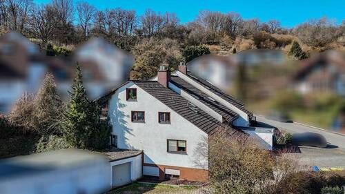 Seitenansicht mit Garage - 3 Zimmer Etagenwohnung zum Kaufen in Marburg