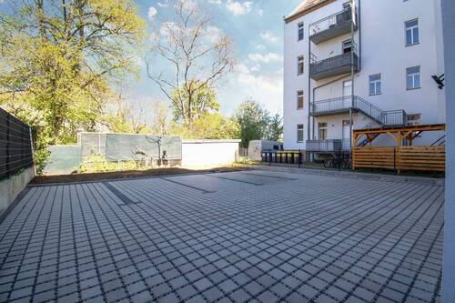 Innenhof mit Außenstellplätzen - 