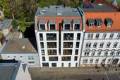 Gebäudeansicht - Neu. Sonnig. Lindenau. Ihr Erstbezug mit Balkon.