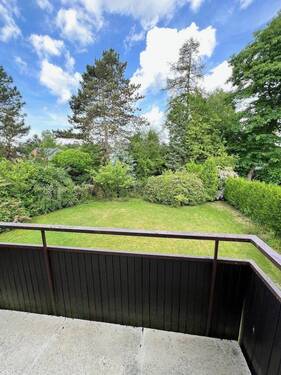 Balkon-Blick in den Garten - 