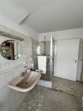 Badezimmer mit Dusche - 