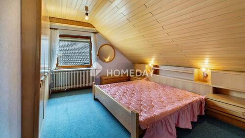 1. OG Schlafzimmer 1 - 