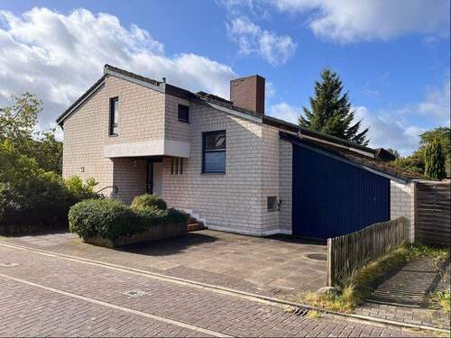 Straßenansicht - Gepflegtes Einfamilienhaus mit Garage