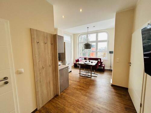 Wohnen/Kochen/Essen - Topsanierte und hochwertige Eigentums-Ferienwohnung mit Balkon in strandnaher und zentraler Lage im schönen Seebad Bansin