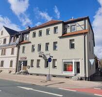 Gepflegtes Mehrfamilienhaus mit 2 Gewerbeeinheiten und 2 großen Wohnungen - kurzfristig BEZUGSFREI - Stein