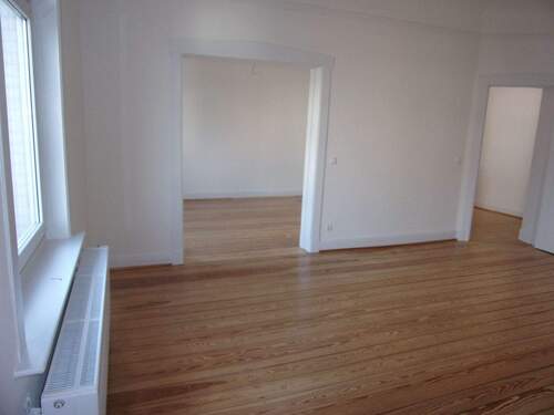 Wohnzimmer mit Blick zum 2. Zimmer - 3 Zimmer Etagenwohnung zur Miete in Hamburg