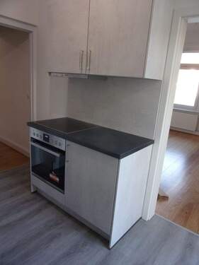 Einbauküche mit Herd und Kühlschrank - 