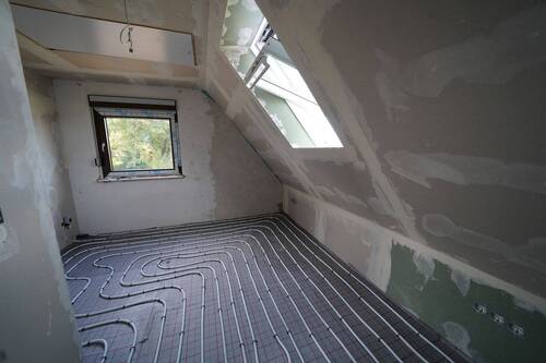 Zimmer im Obergeschoss befindet sich im Rohbauzustand - 