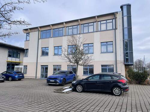 Gebäude mit Parkplatz - 