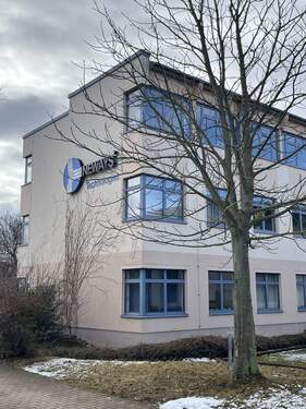 Bürogebäude mit Logo - 