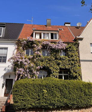 Strassenseitige Hausansicht - Ohne Makler - Ein- Mehrfamilienhaus mit Garten